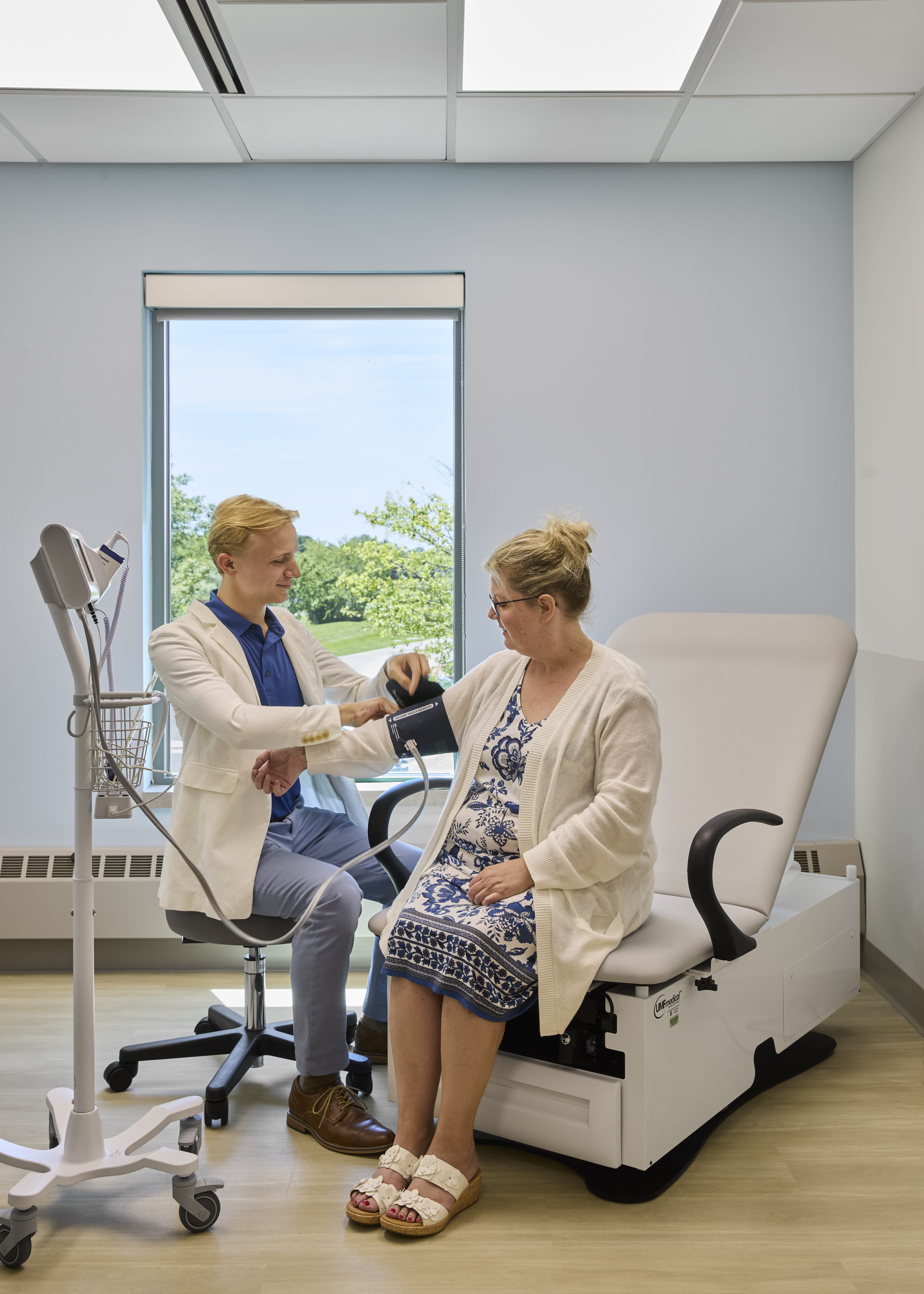physician at Mercy Health — Fallen Timbers Cardiology taking patient's blood pressure
